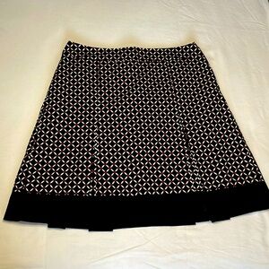 Ann Taylor size 8 petite pleated skirt. EUC